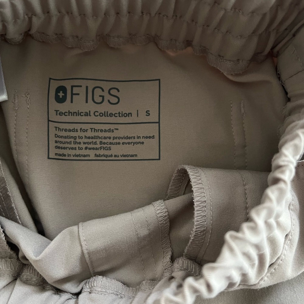 Small limited edition Boulder FIGS scrubs - Picture 6 of 6